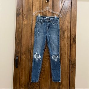 Distressed skinny jeans